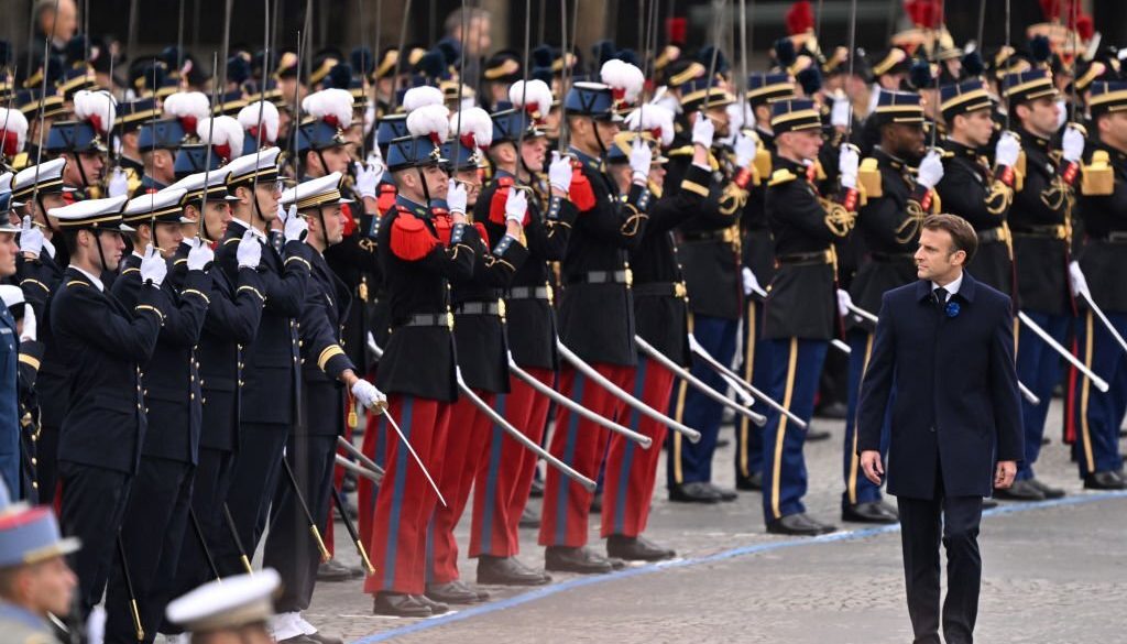 Presiden Prancis Emmanuel Macron meninjau pasukan pada hari upacara Akhir Perang Dunia I di Arc de Triomphe di Paris, Prancis pada 11 November 2022. (Foto oleh Mustafa Yalcin/Anadolu Agency via Getty Images)