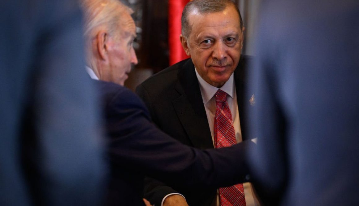 Presiden Joe Biden dari Amerika Serikat (kiri) dan Presiden Recep Tayyip Erdogan dari Turki berbicara selama KTT G20 pada 15 November 2022 di Nusa Dua, Indonesia. Pertemuan G20 diadakan di Bali mulai 15-16 November. (Foto oleh Leon Neal/Getty Images)