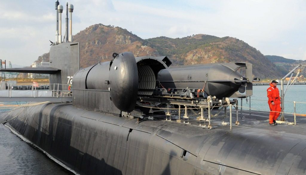 USS Ohio (SSGN 726), kapal selam peluru kendali AS berlabuh di pangkalan angkatan laut Korea Selatan di kota pelabuhan Busan sekitar 450 km tenggara Seoul pada 26 Februari 2008. (Kredit foto harus dibaca KIM JAE-HWAN/AFP via Gambar Getty)