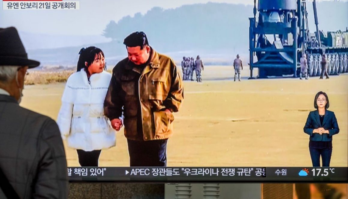 Sebuah layar TV menunjukkan KCNA Korea Utara merilis gambar pemimpin Korea Utara Kim Jong Un dan putrinya Kim Chu-ae selama program berita di Stasiun Kereta Api Yongsan di Seoul, Korea Selatan. (Foto oleh KIM Jae-Hwan/SOPA Images/LightRocket via Getty Images)