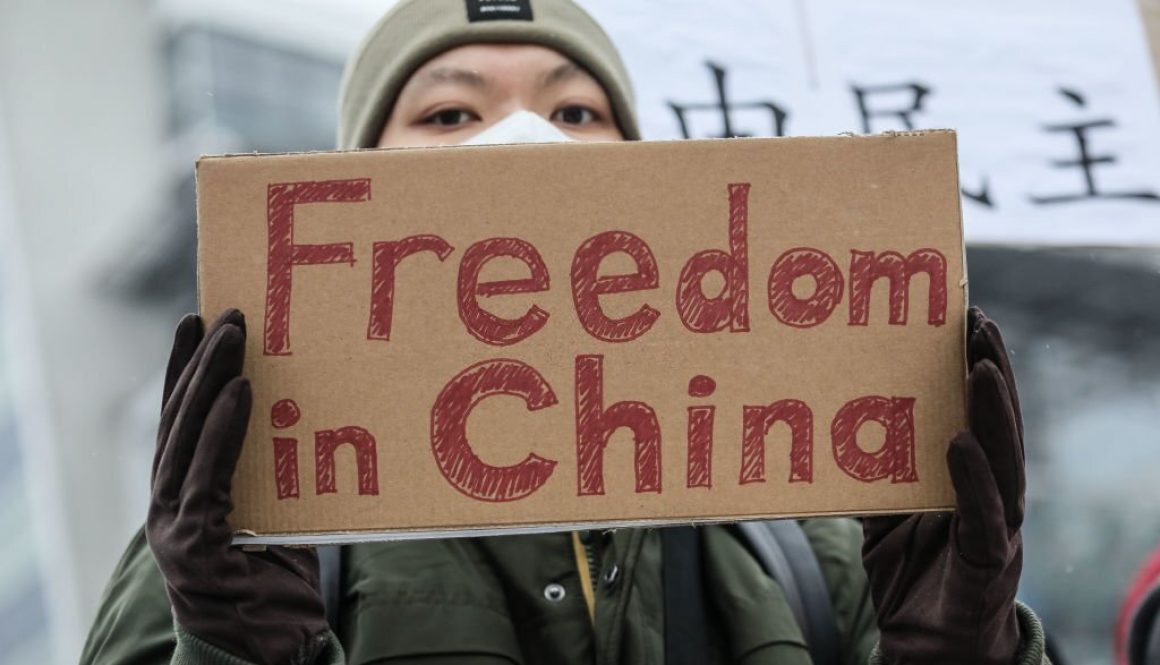 Seorang peserta memegang spanduk bertuliskan "Kebebasan di Tiongkok" saat para demonstran memprotes di depan Kedutaan Besar Tiongkok sebagai bentuk solidaritas dengan pengunjuk rasa di Tiongkok pada 3 Desember 2022 di Berlin, Jerman (Foto oleh Omer Messinger/Getty Images)