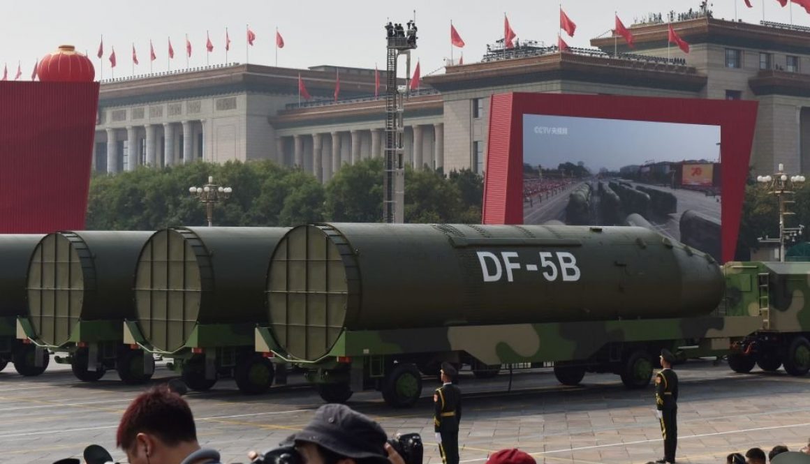 Kendaraan militer yang membawa rudal balistik antarbenua DF-5B berpartisipasi dalam parade militer di Lapangan Tiananmen di Beijing pada 1 Oktober 2019, untuk memperingati 70 tahun berdirinya Republik Rakyat Tiongkok. (Foto oleh GREG BAKER/AFP via Getty Images)