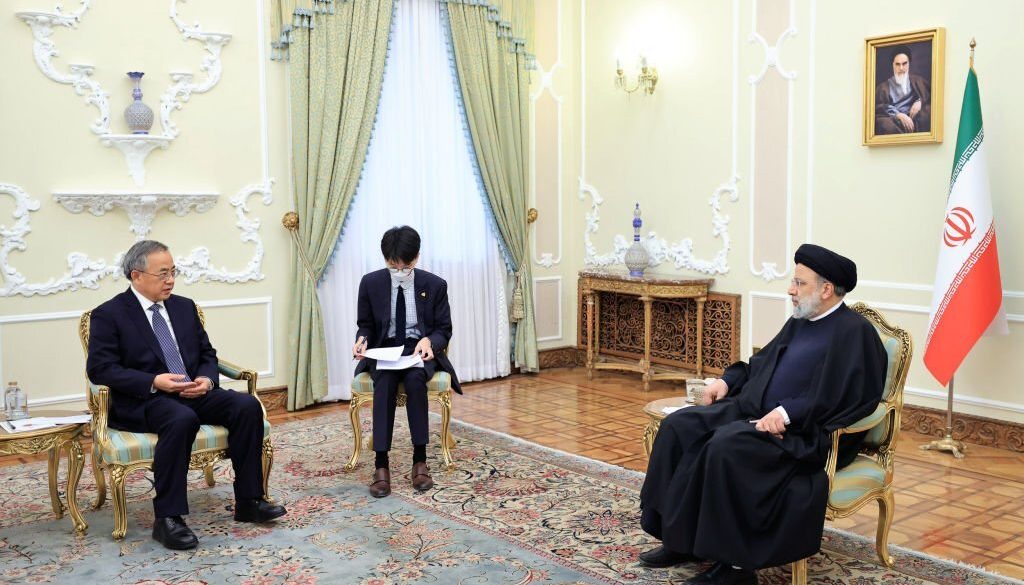 Presiden Iran Ebrahim Raisi bertemu dengan Wakil Perdana Menteri China Hu Chunhua bertemu di Teheran, Iran pada 13 Desember 2022. (Foto oleh Kepresidenan Iran / Handout/Anadolu Agency via Getty Images)