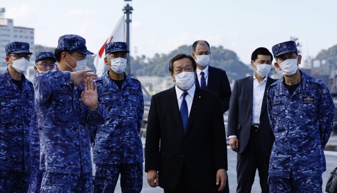 Menteri Pertahanan Jepang Yasukazu Hamada memeriksa kapal angkatan laut "Mogami", yang memiliki kemampuan siluman, di pangkalan angkatan laut Pasukan Bela Diri Maritim Jepang (JMSDF) di Yokosuka, Prefektur Kanagawa, Jepang, 5 September 2022. (Foto oleh REUTERS/Kim Kyung-Hoon/ POOL/Anadolu Agency via Getty Images)