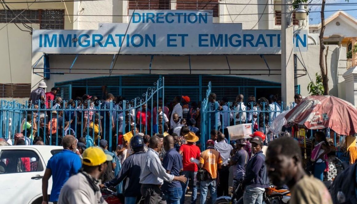 Warga Haiti menunggu di luar kantor imigrasi untuk mengajukan paspor di Port-au-Prince pada 10 Januari 2023. (Foto oleh RICHARD PIERRIN/AFP via Getty Images)