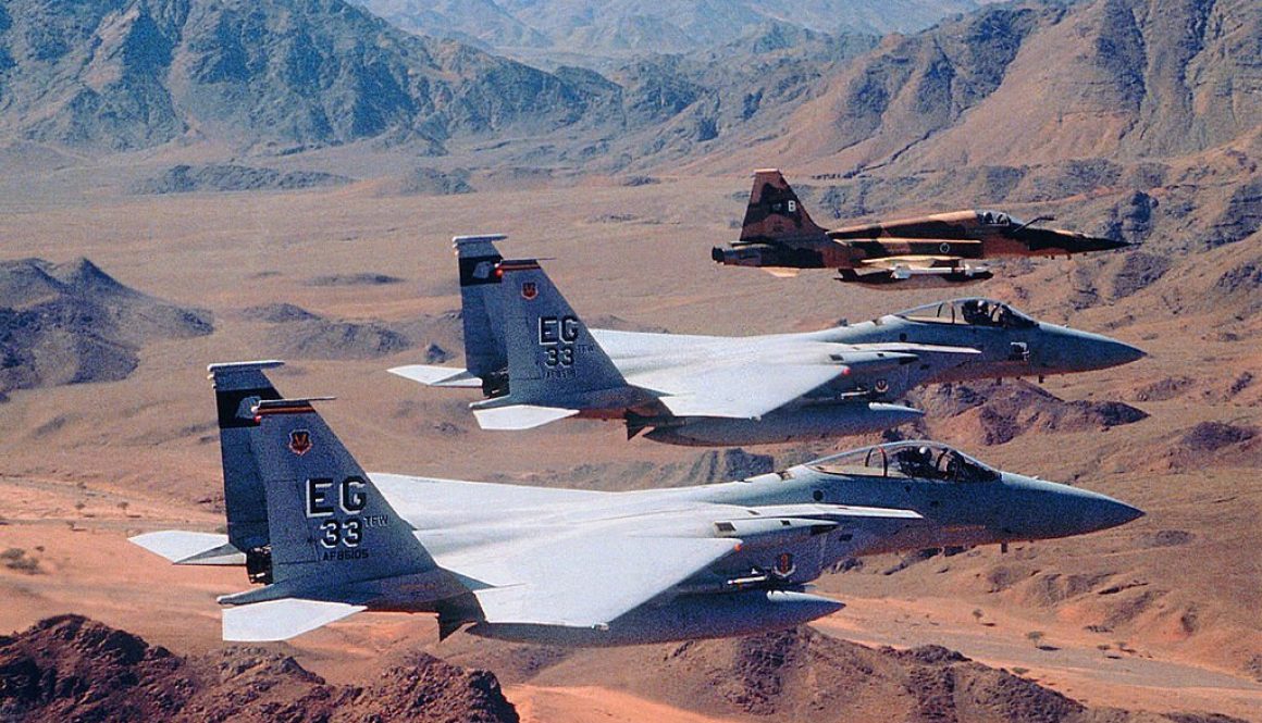 Skuadron pesawat militer di atas pegunungan gurun. (Stok foto melalui Getty Images)
