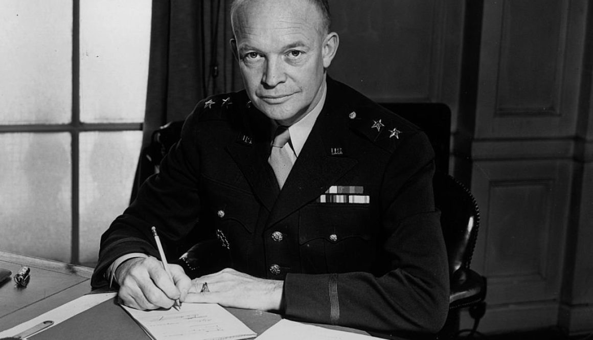 Mayor Jenderal Dwight Eisenhower (1890 - 1969), komandan Pasukan Amerika di teater perang Eropa, pada saat dipromosikan, oleh Presiden Roosevelt, menjadi Letnan Jenderal. (Foto oleh M. McNeill/Fox Photos/Getty Images)