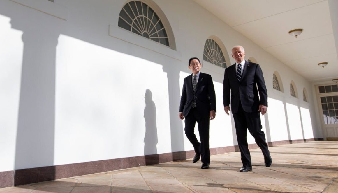 Presiden AS Joe Biden (kanan) dan Perdana Menteri Jepang Kishida Fumio berjalan ke Oval Office untuk rapat di Gedung Putih pada 13 Januari 2023 di Washington, DC. Fumio bertemu dengan Biden untuk menegaskan kembali hubungan strategis AS-Jepang di Indo-Pasifik saat ketegangan militer meningkat di kawasan tersebut. (Foto oleh Kevin Dietsch/Getty Images)
