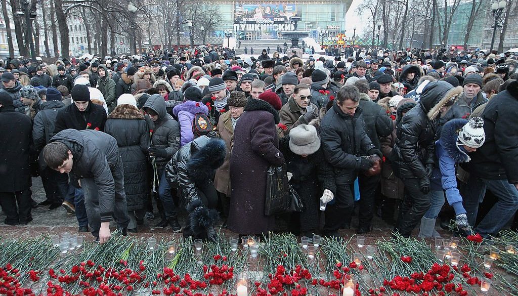 Orang-orang meletakkan bunga di Moskow tengah pada 27 Januari 2011 saat mereka memberikan penghormatan kepada 35 orang yang tewas dalam ledakan di bandara Domodedovo Moskow. (Kredit foto harus dibaca Alexey SAZONOV/AFP via Getty Images)