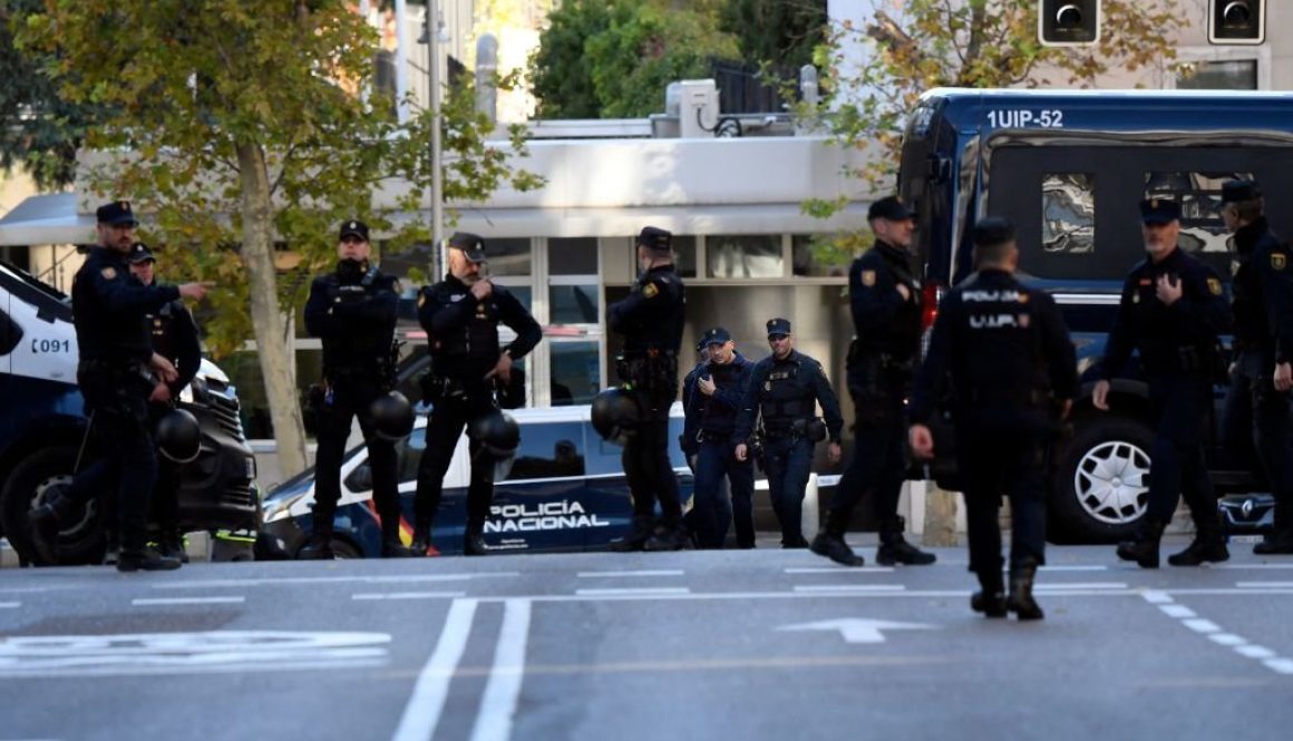 Polisi Spanyol berjaga di dekat kedutaan AS di Madrid, pada 1 Desember 2022, setelah mereka menerima bom surat, mirip dengan yang meledak di kedutaan Ukraina (Foto oleh OSCAR DEL POZO/AFP via Getty Images)