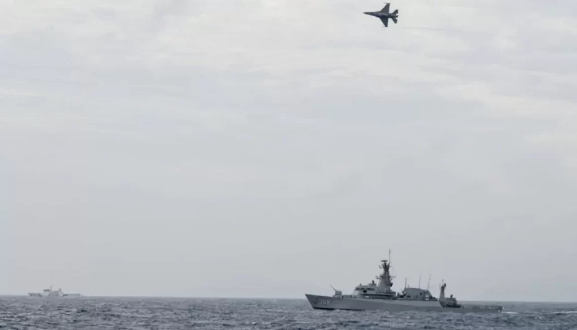 Indonesian Airforce's F-16 Jet Fighter flies over Indonesian navy warship during an operation in Natuna, near the South China Sea, Indonesia, January 10, 2020 in this photo taken by Antara Foto. Antara Foto/M Risyal Hidayat/via REUTERS