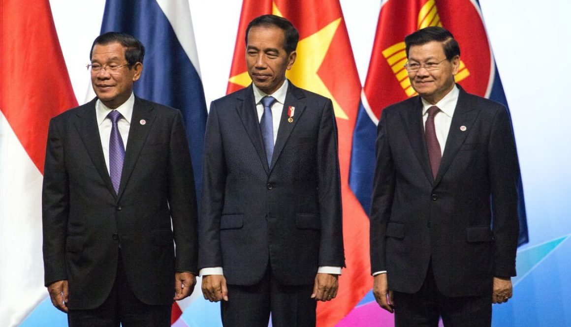 SINGAPORE, SINGAPORE - November 13: Cambodian Prime Minister Hun Sen (L), Indonesia's President Joko Widodo (C) and Laos Prime Minister Thongloun Sisoulith (R) pose for a group photo at the opening ceremony of the 33rd Association of Southeast Asian Nations (ASEAN) Summit and Related Meetings on November 13, 2018 in Singapore. (Photo by Ore Huiying/Getty Images)