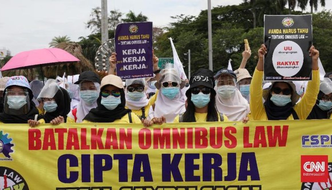 Pembahasan hingga pengesahan UU Cipta Kerja diwarnai penolakan dari kalangan masyarakat sipil. (CNNIndonesia/Safir Makki)