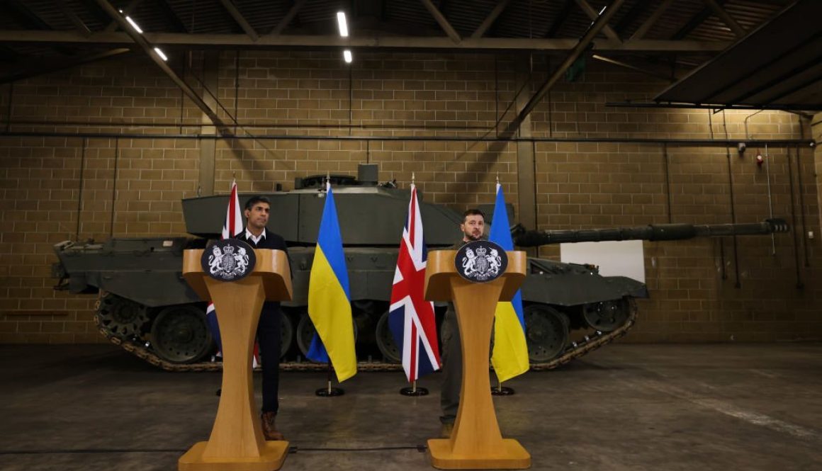 Volodymyr Zelensky, presiden Ukraina, kanan, dan Rishi Sunak, perdana menteri Inggris, selama konferensi pers bersama di Kamp Lulworth, Inggris, pada Rabu, 8 Februari, 2023. (Fotografer: Hollie Adams/Bloomberg via Getty Images)