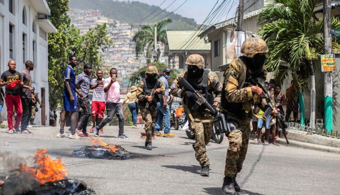 Warga ikut protes di dekat kantor polisi Petion Ville setelah presiden Haiti Jovenel Moïse dibunuh pada 08 Juli 2021 di Port-au-Prince, Haiti. (Foto oleh Richard Pierrin/Getty Images)