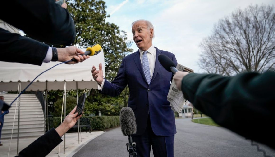 Presiden AS Joe Biden di Halaman Selatan Gedung Putih 24 Februari 2023 di Washington, DC. (Foto oleh Drew Angerer/Getty Images)