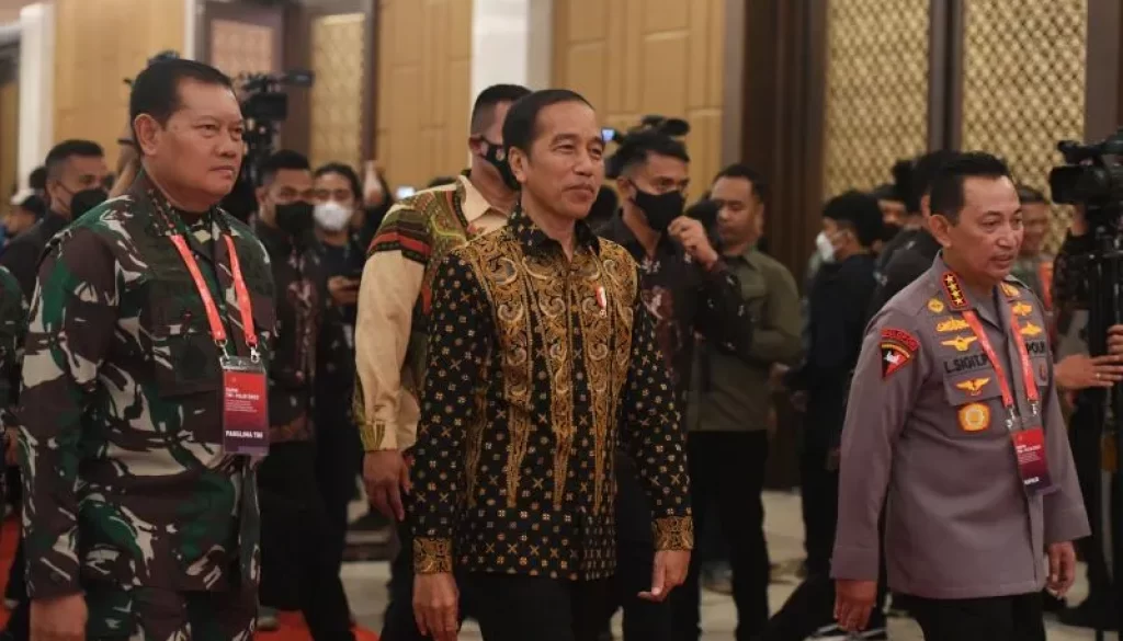 Presiden Joko Widodo (tengah) didampingi Panglima TNI Laksamana TNI Yudo MargonoÊ(kiri) dan Kapolri Jenderal Pol.ÊListyo Sigit Prabowo (kanan) berjalan usai menghadiri Rapat Pimpinan (Rapim) TNI-Polri 2023 di Jakarta, Rabu (8/2/2023). ANTARA FOTO/Hafidz Mubar