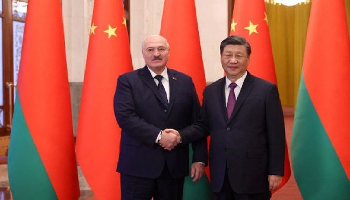 Presiden Belarusia Alexander Lukashenko dan Presiden China Xi Jinping. (AFP/PAVEL ORLOVSKY)