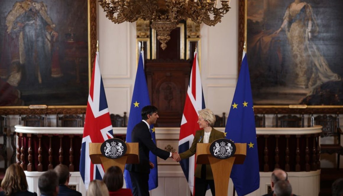 Perdana Menteri Inggris Rishi Sunak dan Presiden Komisi Uni Eropa Ursula von der Leyen di Windsor Guildhall pada 27 Februari 2023 di Windsor, Inggris (Foto oleh Dan Kitwood/Getty Images)