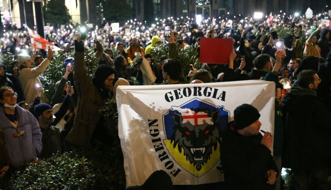 Demonstrasi pendukung oposisi Georgia menyerukan pemerintah untuk mengikuti jalur 'pro-Barat', di luar parlemen di Tbilisi pada 9 Maret 2023. (Foto oleh ZURAB TSERTSVADZE/AFP via Getty Images)