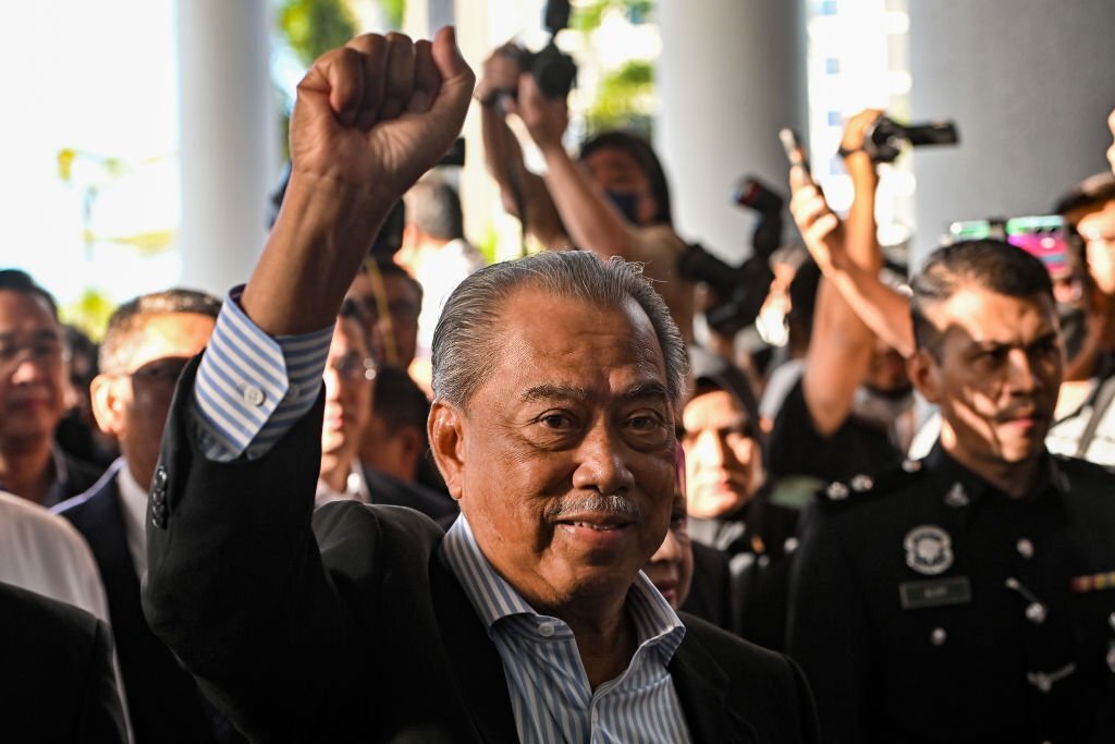Mantan Perdana Menteri Malaysia Muhyiddin Yassin tiba di Kompleks Pengadilan Kuala Lumpur untuk menghadapi dakwaan korupsi, di Kuala Lumpur, Malaysia, 10 Maret 2023. (Foto oleh Zahim Mohd/NurPhoto via Getty Images)
