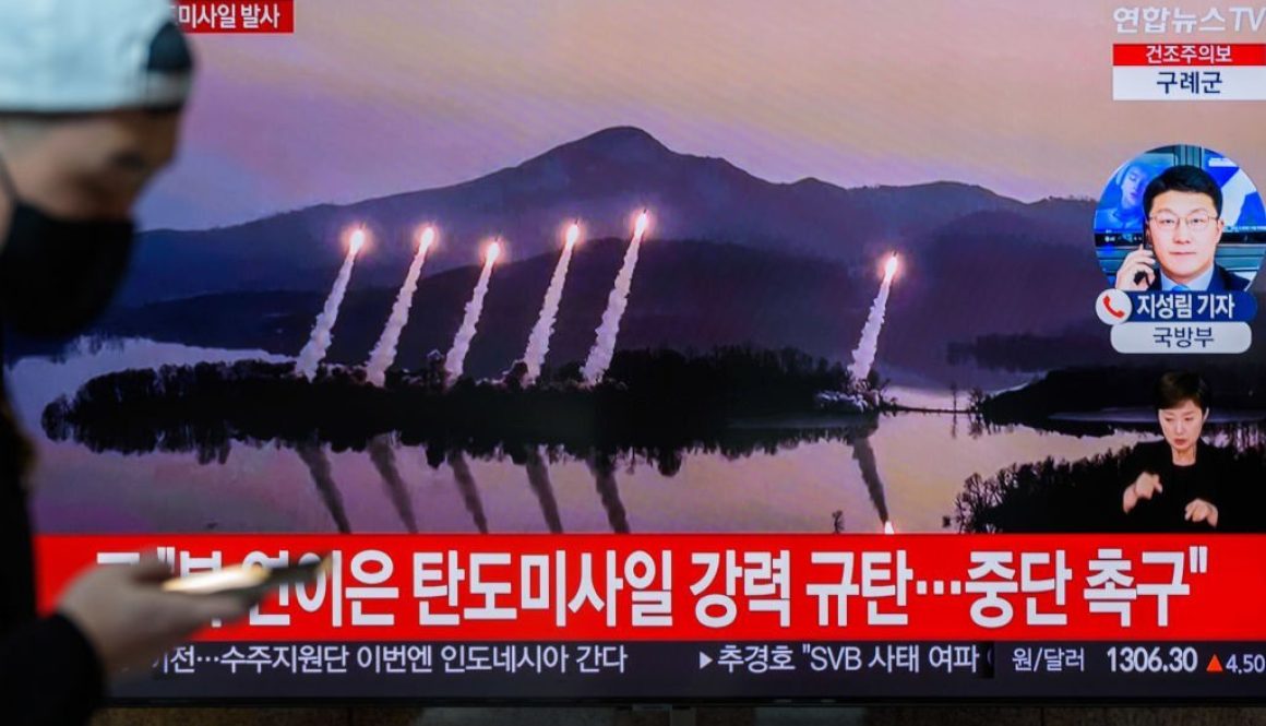 Sebuah layar TV menunjukkan KCNA Korea Utara merilis gambar peluncuran rudal Korea Utara selama program berita di Stasiun Kereta Api Yongsan di Seoul, Korea Selatan. (Foto oleh Kim Jae-Hwan/SOPA Images/LightRocket via Getty Images)