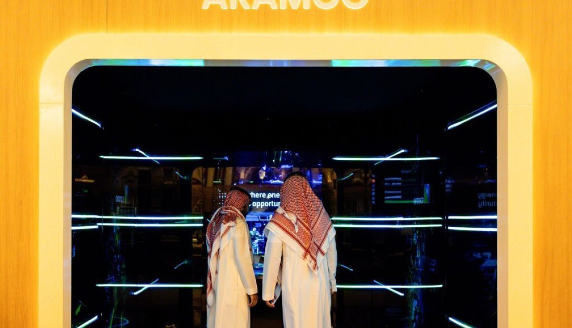 Stan Saudi Aramco pada hari kedua konferensi Future Investment Initiative (FII) di Riyadh, Arab Saudi, pada Rabu, 26 Oktober 2022. Arab Saudi berharap FII akan menempatkan Riyadh di peta sebagai tujuan global untuk kesepakatan, sementara juga meningkatkan investasi dalam negeri yang selama ini terbatas. (Fotografer: Tasneem Alsultan/Bloomberg via Getty Images)