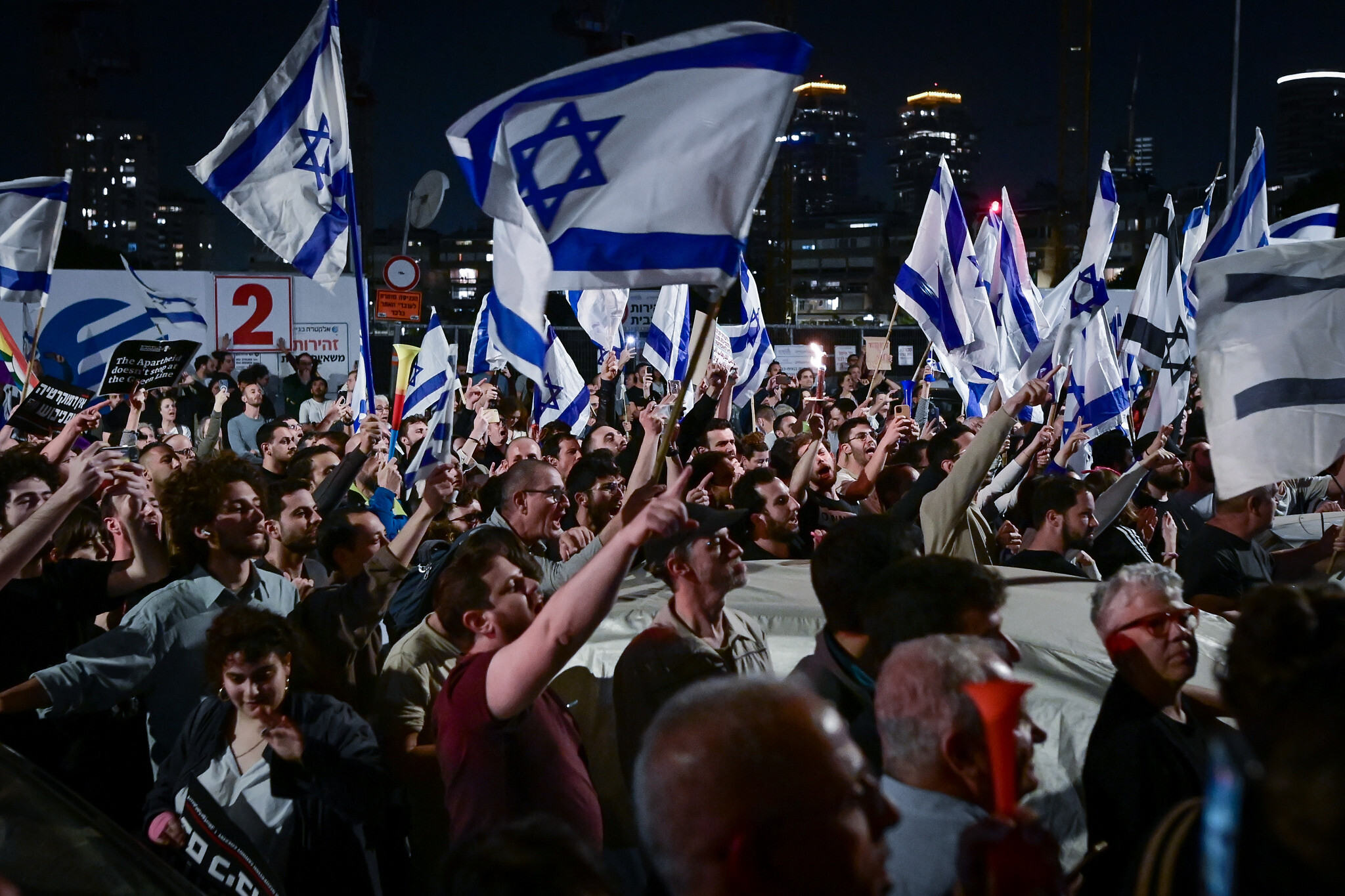 Israelis demonstrate outside a hair salon in Tel Aviv where Prime Minister Benjamin Netanyahu's wife Sara Netanyahu was, on March 1, 2023. (Avshalom Sassoni/Flash90)