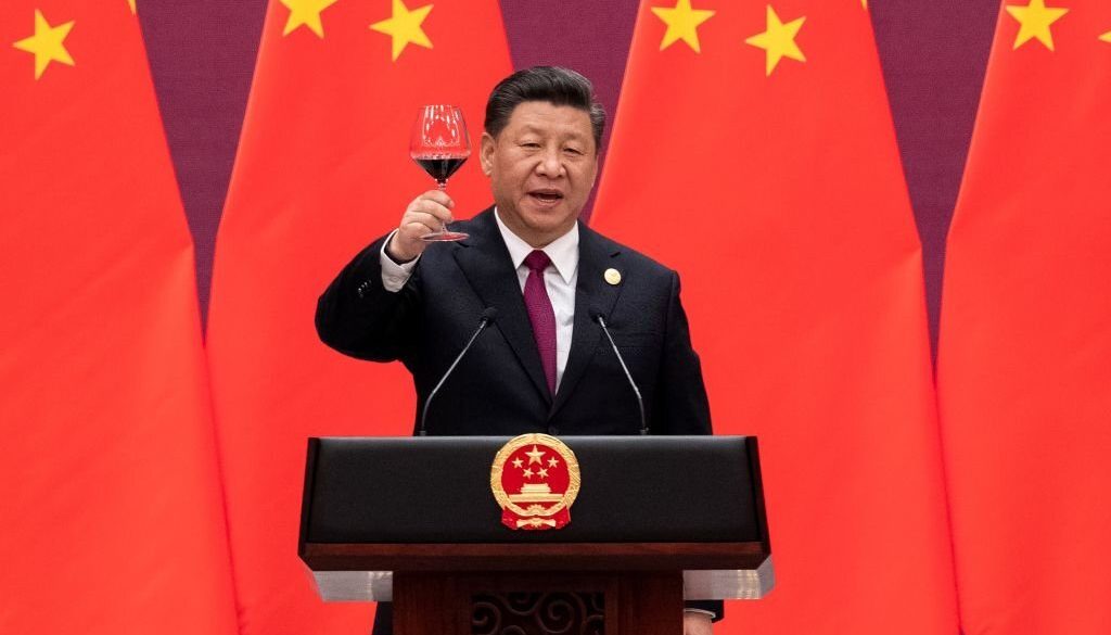 BEIJING, CHINA - APRIL 26: Chinese President Xi Jinping proposes a toast during the welcome banquet for leaders attending the Belt and Road Forum at the Great Hall of the People on April 26, 2019 in Beijing, China. (Photo by Nicolas Asfouri - Pool/Getty Images)