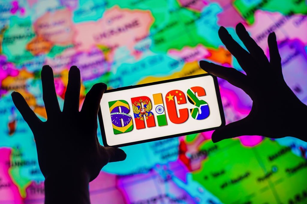 Pada ilustrasi foto ini, logo BRICS ditampilkan di smartphone. (Ilustrasi Foto oleh Rafael Henrique/SOPA Images/LightRocket via Getty Images)