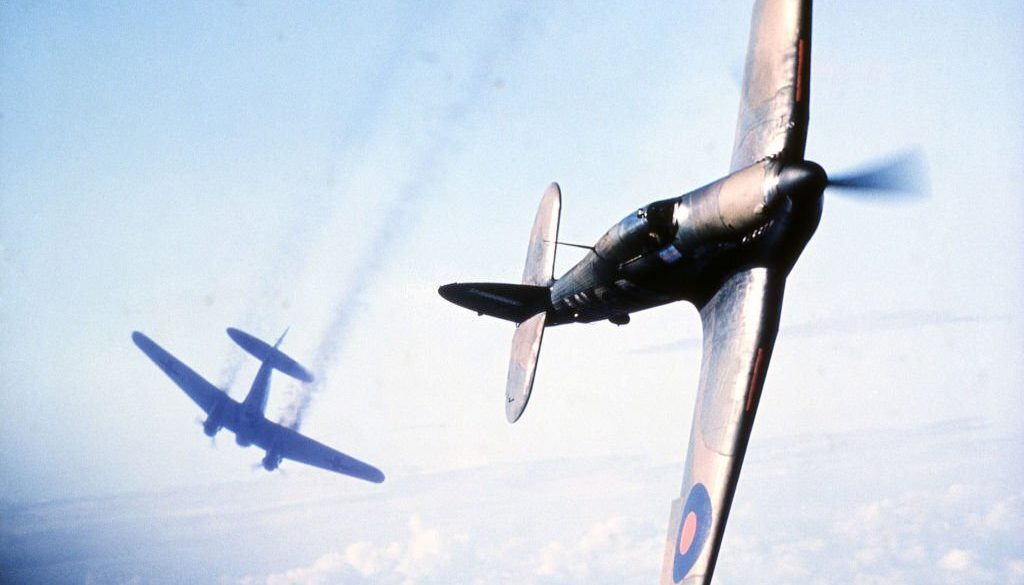 Gambar gabungan optik dari pembom Heinkel yang diserang oleh pejuang Hawker Hurricane di atas Inggris, dibuat setelah tembakan udara difilmkan untuk 'Battle Of Britain', disutradarai oleh Guy Hamilton, 1968. (Foto oleh Keith Hamshere/Getty Images)