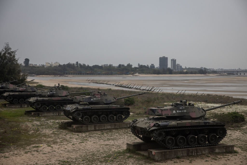 Tank yang digunakan oleh militer Taiwan terlihat dipajang untuk turis di sebuah pantai pada 08 April 2023 di Kinmen, Taiwan. (Foto oleh Chris McGrath/Getty Images)