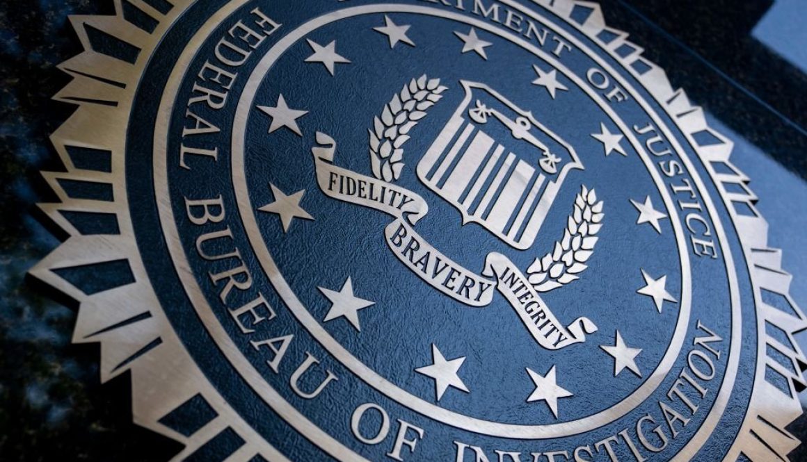 Segel bertuliskan "Department of Justice Federal Bureau of Investigation" dipajang di gedung FBI J. Edgar Hoover di Washington, DC, o 9 Agustus 2022. (Foto oleh Stefani Reynolds / AFP) (Foto oleh STEFANI REYNOLDS/AFP via Getty Gambar-gambar)