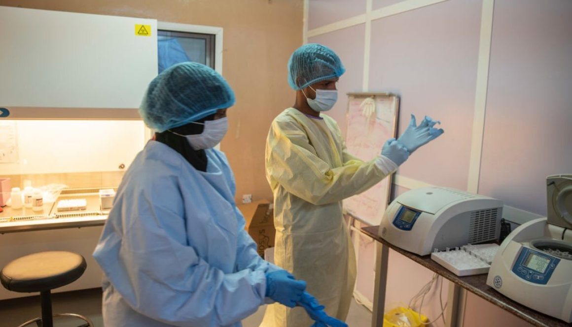 Petugas kesehatan yang memakai alat pelindung diri menjalani tes PCR Covid-19 di laboratorium Rumah Sakit Pusat Jabra pada 28 Januari 2021 di Khartoum, Sudan. (Foto oleh Abdulmonam Eassa/Getty Images)