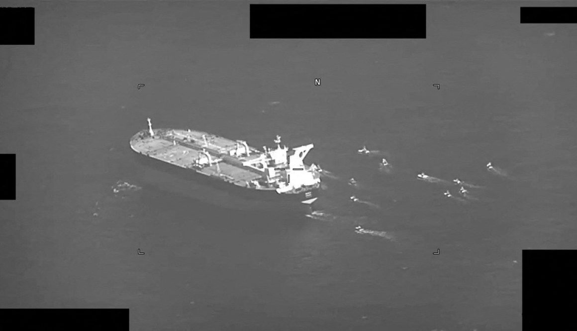 Kapal serang cepat dari Angkatan Laut Korps Pengawal Revolusi Islam Iran mengerumuni tanker minyak Niovi berbendera Panama saat transit di Selat Hormuz, terlihat dalam tangkapan layar video yang disediakan oleh Angkatan Laut A.S. pada 3 Mei 2023. Komando Pusat Angkatan Laut A.S. /KITA. Armada ke-5/Handout melalui REUTERS