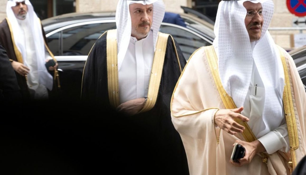 Menteri Energi Saudi Pangeran Abdulaziz bin Salman al-Saud (kanan) tiba untuk pertemuan tingkat menteri OPEC (Organisasi Negara Pengekspor Minyak) ke-35 dan non-OPEC di Wina, Austria, pada 4 Juni 2023. (Foto oleh JOE KLAMAR / AFP ) (Foto oleh JOE KLAMAR/AFP via Getty Images)