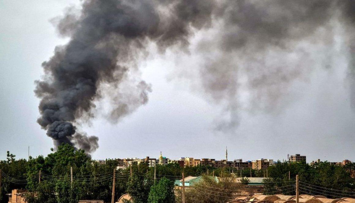 Asap mengepul dari kebakaran di gudang kayu di Khartoum selatan di tengah pertempuran yang sedang berlangsung pada 7 Juni 2023. (Foto oleh AFP via Getty Images)