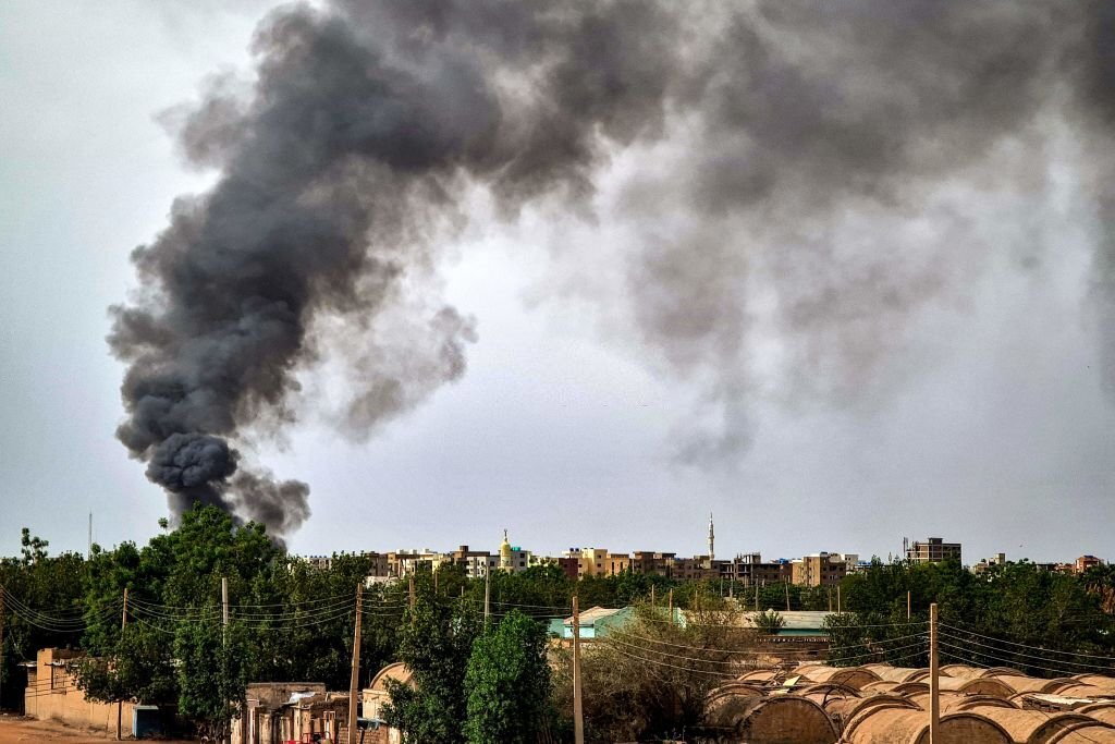 Asap mengepul dari kebakaran di gudang kayu di Khartoum selatan di tengah pertempuran yang sedang berlangsung pada 7 Juni 2023. (Foto oleh AFP via Getty Images)