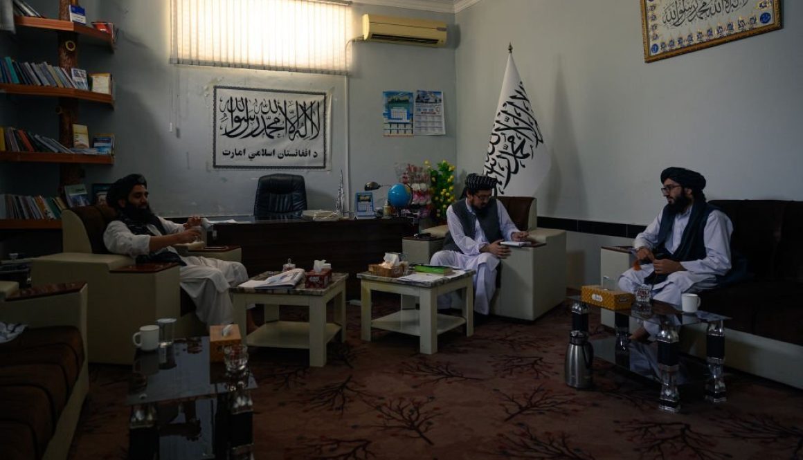 Inamullah Samangani, Wakil Juru Bicara Pusat (Tengah) Taliban duduk bersama pejabat Taliban lainnya di kantor barunya di departemen Kebudayaan dan Informasi kota Kandahar, di Afghanistan selatan, pada 25 Mei 2023 (Foto oleh Elise Blanchard untuk The Washington Post via Getty Images)