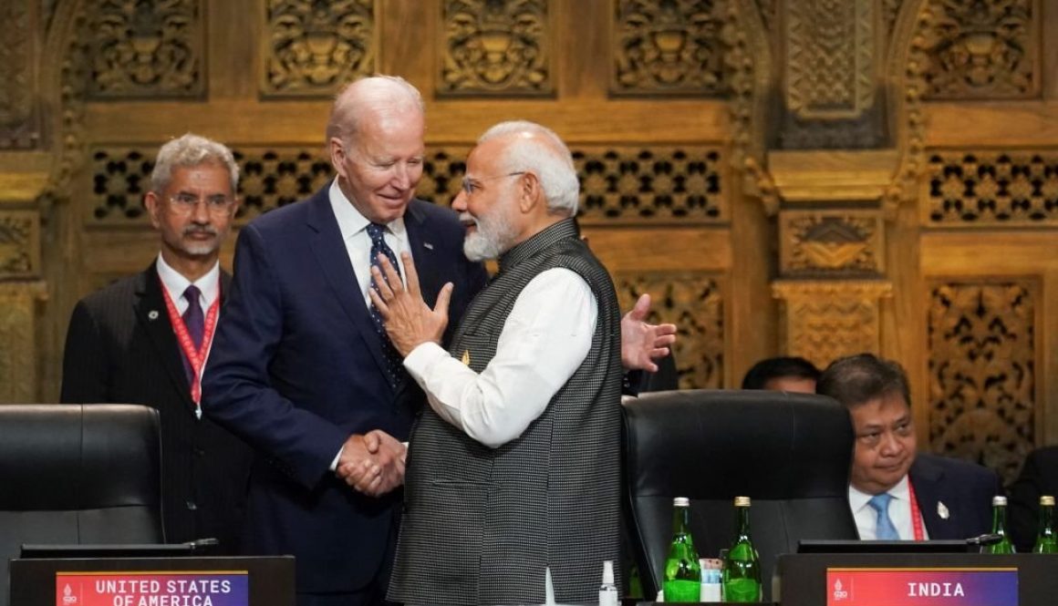 Perdana Menteri India Narendra Modi (kanan) berbicara dengan Presiden AS Joe Biden (Tengah) saat Menteri Luar Negeri India Subrahmanyam Jaishankar terlihat selama sesi kerja pertama KTT para pemimpin G20. (Foto oleh KEVIN LAMARQUE/POOL/AFP via Getty Images)