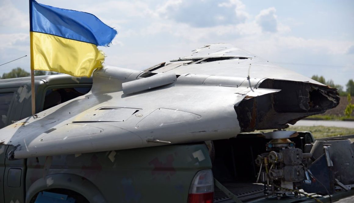 Drone Rusia yang jatuh dipamerkan saat upacara pengiriman SUV oleh Komandan Pasukan Gabungan Angkatan Bersenjata Ukraina. (Kredit foto harus dibaca Kaniuka Ruslan / Ukrinform/Future Publishing via Getty Images)
