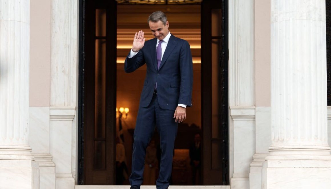 Kyriakos Mitsotakis, perdana menteri baru Yunani, memasuki Maximos Mansion di Athena, Yunani, pada Senin, 26 Juni 2023. (Fotografer: Konstantinos Tsakalidis/Bloomberg via Getty Images)