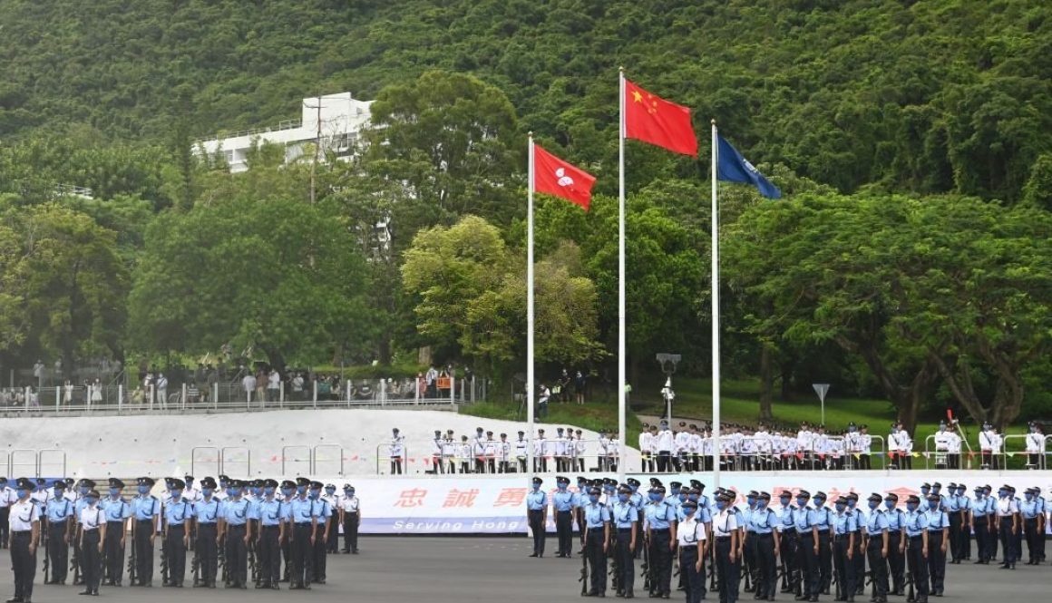 Para lulusan menghadiri parade kelulusan di Hong Kong Police College pada 9 Juli 2022 di Hong Kong, Tiongkok. (Foto oleh Li Zhihua/China News Service via Getty Images)