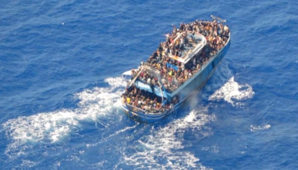 Sebuah kapal yang dipenuhi imigran. Foto: Hellenic Coast Guard