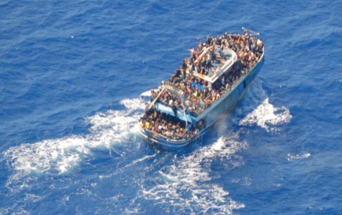 Sebuah kapal yang dipenuhi imigran. Foto: Hellenic Coast Guard