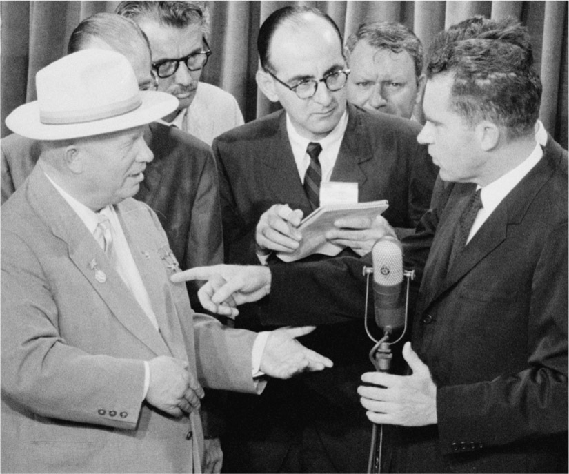 Nikita Khrushchev (kiri) dan Richard Nixon (kanan) saling menghina selama Debat Dapur pada Juli 1959. (Foto melalui Bill of Rights Institute)