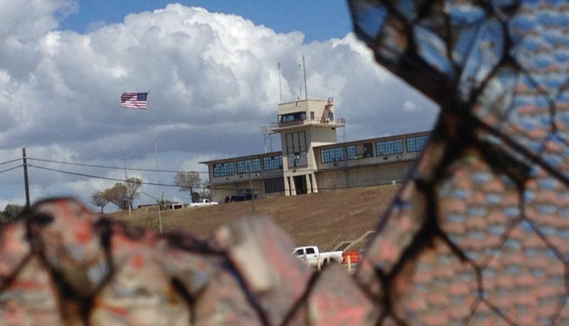 Markas pengadilan perang di Camp Justice, seperti terlihat melalui jendela yang pecah di hanggar udara usang di pangkalan Angkatan Laut AS di Teluk Guantanamo, Kuba, pada 28 Februari 2015, dalam gambar yang disetujui untuk dirilis oleh militer AS. (Carol Rosenberg/Miami Herald/Layanan Berita Tribune melalui Getty Images)