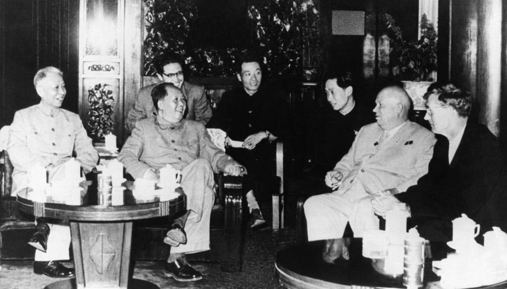 Pertemuan antara dua pemimpin China dan Rusia dari kiri ke kanan, Liu Shaoqi, Mao Tse-tung, Nikita Khrushchev dan Mikhail Suslov di Beijing, China pada 3 Oktober 1959. (Foto oleh KEYSTONE-FRANCE/Gamma-Rapho via Getty Images)