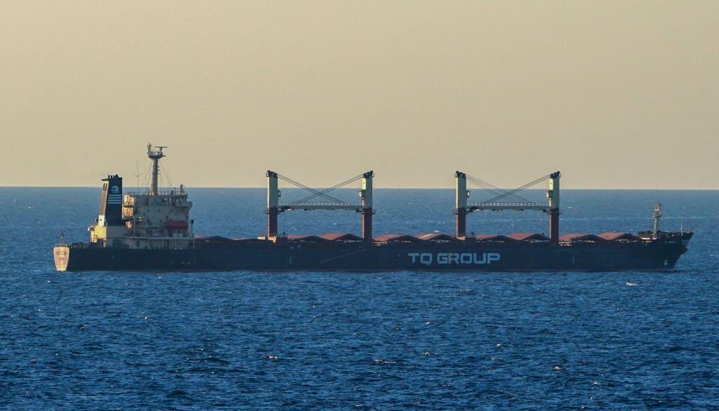 Kapal biji-bijian terakhir TQ Samsun berada di lepas Laut Hitam pada 17 Juli 2023 di Istanbul, Turki. (Foto oleh Sercan Ozkurnazli/ dia images via Getty Images)