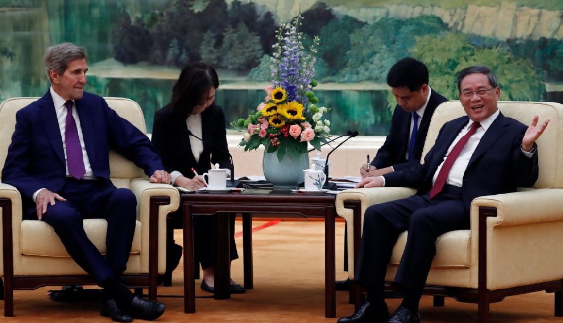 Utusan iklim AS John Kerry (kiri) bertemu dengan Perdana Menteri Tiongkok Li Qiang di Aula Besar Rakyat pada 18 Juli 2023 di Beijing, Tiongkok. (Foto oleh Florence Lo - Pool/Getty Images)